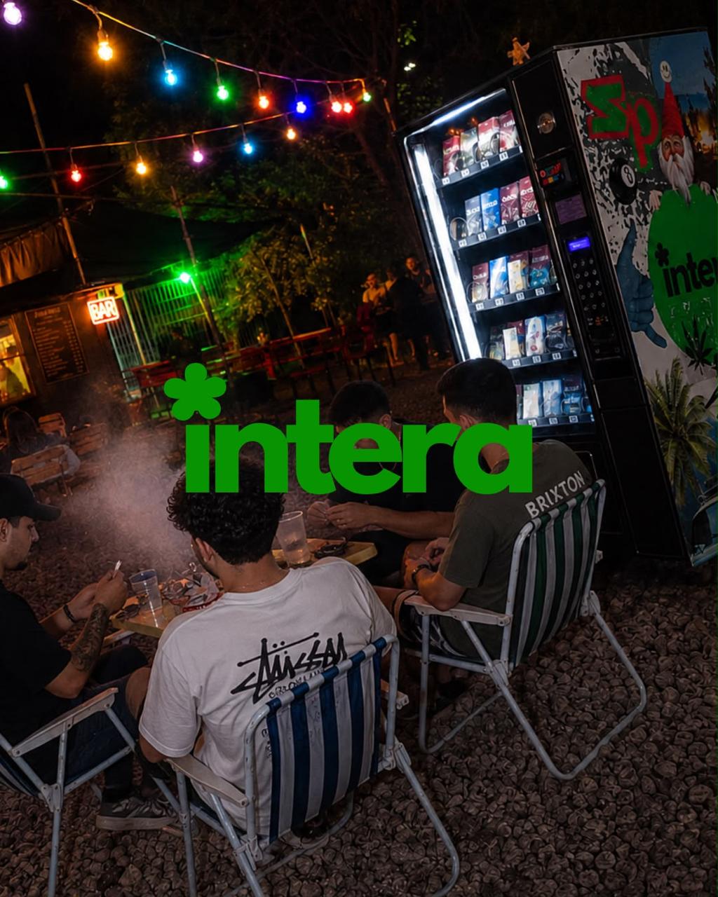 Máquina Intera integrada a um bar durante a noite